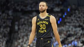 ▲金州勇士一哥柯瑞因傷G2無法上陣，但他還是來到場邊觀戰。（圖／美聯社／達志影像）