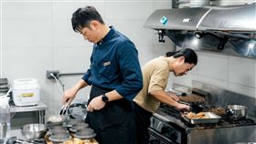 乱彈阿翔（右）跟姚元浩一起下廚。（圖／好看娛樂提供）