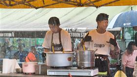 蔡凡熙（左）跟禾浩辰擺攤遇到暴雨。（圖／三立提供）