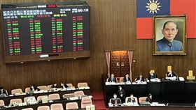 ▲立法院會9日表決國眾兩黨黨團提案的「紀念日及節日實施條例」草案。（圖／記者蘇晏男攝影）