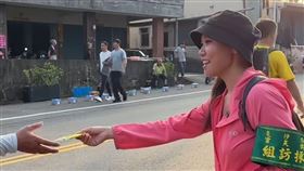 主持人屠潔參加白沙屯媽祖進香，還自製「金鐘」衛生紙來還願發放結緣品。（圖／翻攝自屠潔IG）