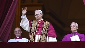 新任教宗良十四世8日在聖伯多祿大殿主陽台上向群眾揮手。（圖／美聯社／達志影像）