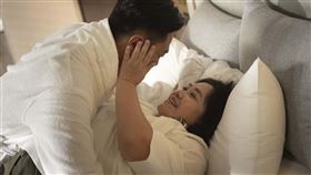 鍾欣凌首演「最重小三」火辣滾床。(圖／華視、公視台語台提供)
