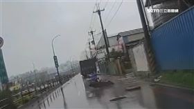 路中人孔蓋沒關　害外送員摔車頭部撕裂傷