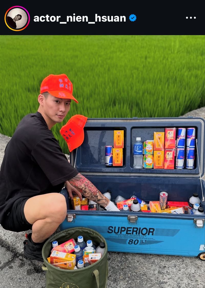吳念軒低調藏身白沙屯媽祖進香隊伍,發放結緣水和結緣飲料。(圖/翻攝自吳念軒IG)