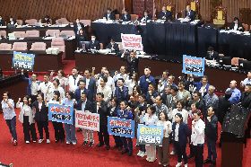 國民黨團呼口號籲「還假於民」