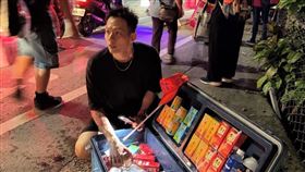 吳念軒低調藏身白沙屯媽祖進香隊伍，發放結緣水和結緣飲料。（圖／翻攝自吳念軒ＩＧ)
