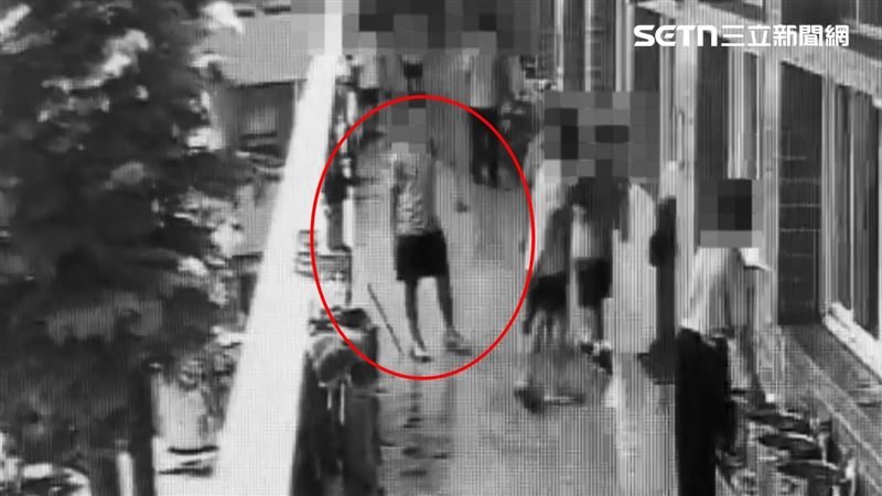 B生傷人後跑回班級內,手臂受傷的A生站在走廊上。(圖/家長提供)
