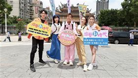 來賓郭忠祐（左起）、主持人籃籃、主持人阿翔、主持人楊繡惠以及來賓陳怡婷在龍山寺出外景。(圖／民視提供）