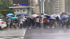 ▲突然下大雨 爸媽接送小孩 學生家長老師全淋成落湯雞。（圖／讀者提供） 