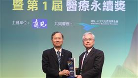 國泰醫院榮獲遠見ESG人才發展組楷模獎肯定，由國泰醫院副院長林世昌（右）代表受奬，左為頒獎人國衛院副院長許惠恒。（圖／國泰醫院提供）