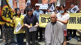 楊長鎮剃髮聲援苗栗立委罷免行動苗栗縣罷免立委2階連署書至今離達標門檻還差約4000份，罷團與各界支持者9日在苗栗市文昌祠前宣講衝刺，前客委會主委楊長鎮（前右）更現場剃髮，聲援罹癌化療中的領銜人陳翊綾（前左2），號召苗栗人勇敢站出來。中央社記者管瑞平攝  114年5月9日