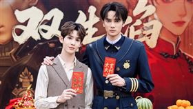  泰星James Su（左）現身大陸片場，與大陸演員高旻睿主演短劇《双生焰》。（翻攝双生焰微博）