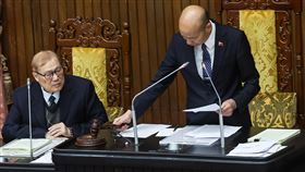 立院三讀增「4+1」放假日立法院9日經表決三讀通過紀念日及節日實施條例，新增4+1天放假日，分別是小年夜、9月28日孔子誕辰紀念日、10月25日台灣光復暨金門古寧頭大捷紀念日、12月25日行憲紀念日等放假一天；而勞動節則從僅勞工放假，改為全國放假。圖為立法院長韓國瑜（右）敲槌。中央社記者吳家昇攝  114年5月9日