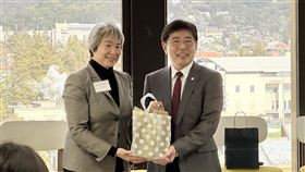 劉文雄出席工研院科技日工研院長劉文雄（右）率領技術團隊參加在加州柏克萊新創加速器SkyDeck舉辦的科技日（ITRI Tech Day），與加大柏克萊分校工學院院長劉金智潔（Tsu-Jae King Liu）合影。中央社記者張欣瑜舊金山攝  114年4月1日