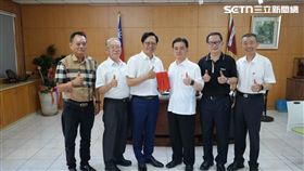 港都警察之友會理事長黃烱輝（左3)，在端午節來臨前，展開各分局走訪慰問行程。（圖／翻攝畫面）