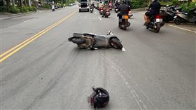 女騎士重摔在地，當場失去呼吸心跳，目前正送醫搶救中。（圖／翻攝畫面）