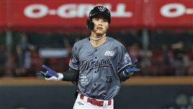 ▲味全龍張政禹成為中職首位「魚雷」球棒開轟打者。（圖／味全龍提供）