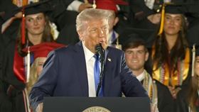 ▲美國總統川普赴阿拉巴馬大學畢業典禮發表演說。（圖／翻攝自白宮YouTube頻道）