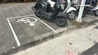 獨／人行道設停車格　身障者：怎牽上去停