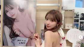 ▲三上悠亞推出迷因幣 $MIKAMI，預售兩天吸金250萬美元，展現驚人號召力。但$MIKAMI 上線後幣價迅速暴跌，空投發放混亂，引發市場強烈質疑。（圖／翻攝自三上悠亞X平台與IG帳號）