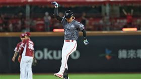 ▲味全龍張政禹轟出中職首支「魚雷」球棒全壘打。（圖／味全龍提供）