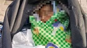 印尼一名摩托車外送員透過外送軟體收到一筆訂單，要求他將包裹送到另一個地址，然而包裹不僅無人接收，裡頭還躺著一具小小嬰屍，嚇得他立刻報警。（圖／翻攝PRUDENSI）