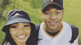 歐可耶和身為籃球選手的妹妹合照。（翻攝自IG@louis_okoye）