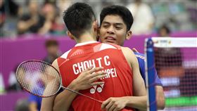 ▲周天成擁抱賽後爆哭的17歲印尼對手烏拜迪拉。（圖／中華羽協提供） 