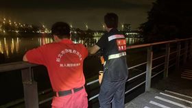 碧潭深夜驚傳落水意外，警消正積極搜救中。（圖／翻攝畫面）