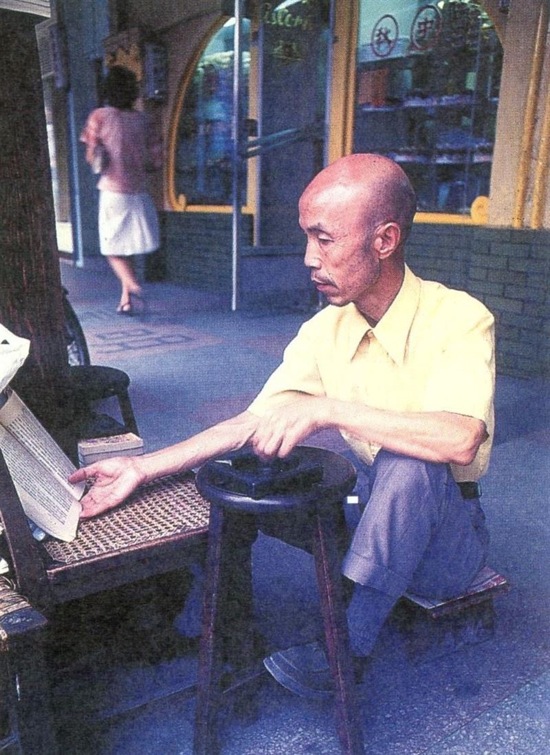 「有河book」大大感恩詩人周夢蝶親送字畫提攜之情。（圖／明星咖啡館提供）