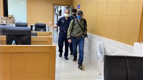 李慶隆凌晨辦保，對於媒體追問，露出皺眉頭的表情，但仍一語不發。（圖／翻攝畫面）