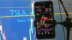 ▲台新投信推出「台新全球傘型基金」，鎖定成長股與翻轉股，提供穩健理財策略。面對市場震盪，台新全球傘型基金提供多元配置，進可攻、退可守。（示意圖／PIXABAY）