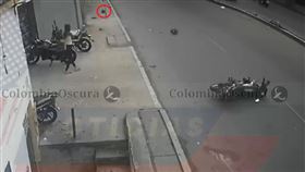 騎士遭電纜擊中斷頭慘死。（圖／翻攝自X平台 @
Colombia Oscura)