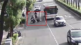 公車在馬路中間讓乘客下車後，被後方機車撞上。（圖／翻攝畫面）