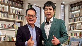 周天成(右)接受鄭弘儀訪問。（圖／三立提供)
