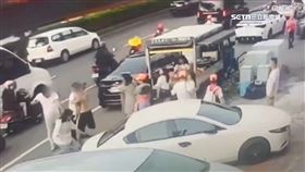 為看媽祖爆口角! 2男車輛併排釀肢體衝突