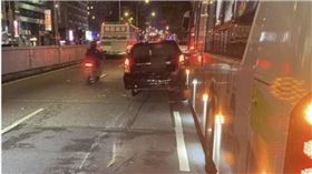 台北信義區驚險連環車禍，老翁失控撞車再撞公車。（ 圖／翻攝畫面）