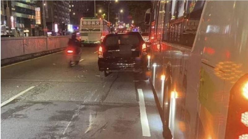 信義區連環車禍！72歲老翁失控撞安全島