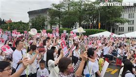 現場聲援民眾呼口號。（圖／記者莊淇鈞攝影）