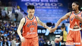 ▲PLG總冠軍賽G3，領航猿前鋒盧峻翔和洋將瓊斯擊掌。（圖／記者劉彥池攝影）