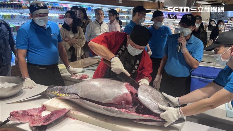 東港直送！百貨首場「80公斤鮪魚解體秀」