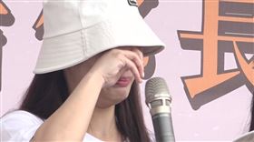 啦啦隊女神琳妲到場聲援致詞時爆哭。（圖／翻攝畫面）