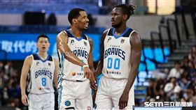 ▲PLG總冠軍賽G3，富邦勇士洋將金恩和外籍生莫巴耶交談。（圖／記者劉彥池攝影）