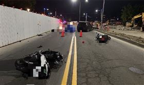 ▲鄭男連續撞上3輛機車，其中李姓高職生首當其衝當場不治，後座的女子也傷勢嚴重正在搶命中。（圖／翻攝畫面）