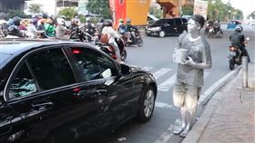 「銀人們」時常赤腳站在路口，向來往的車輛乞討零錢。圖非當事人（翻攝自frengki pasaribu YT）