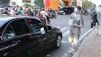 失業「銀人」乞討養家　盼女走出不同人生