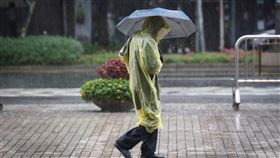 北北基桃13縣市大雨特報  估持續至晚間（3）受鋒面及午後對流旺盛影響，雨區擴大，中央氣象署7日下午更新大雨特報，包含北北基桃等13縣市慎防局部大雨，預估雨勢將持續至晚間。圖為台北市中正區街頭民眾穿起雨衣搭配撐傘阻擋雨勢。中央社記者王騰毅攝  114年5月7日