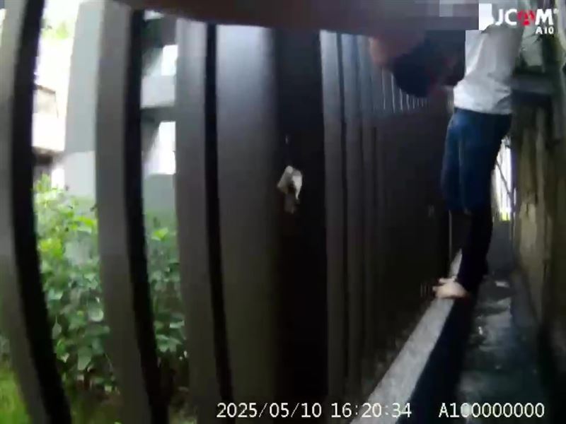蕭嫌跑到死路，想翻牆落跑，員警持槍對他大喊：「趴下，要開槍囉！」（圖／翻攝畫面）