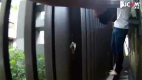 蕭姓毒蟲遭通緝遇警盤查落荒落跑， 萬華警追百米、鳴4槍終落網。（圖／翻攝畫面）